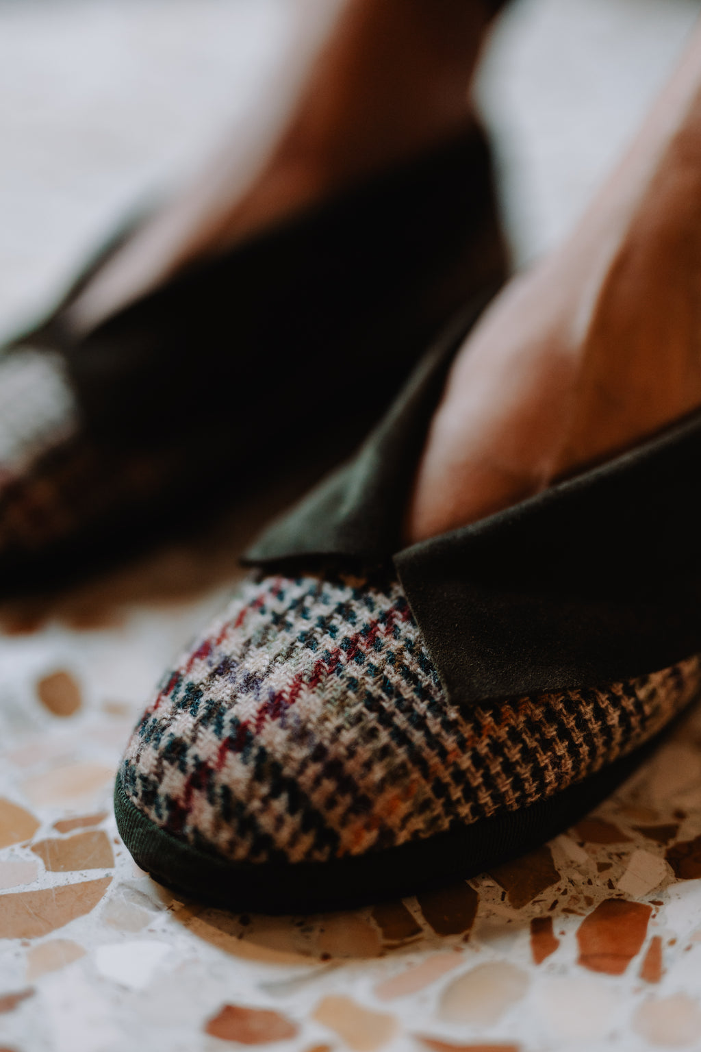 Handcrafted Gondolina Duchessa ballet flats in scottish tweed and green collar, featuring authentic Venetian design, close-up