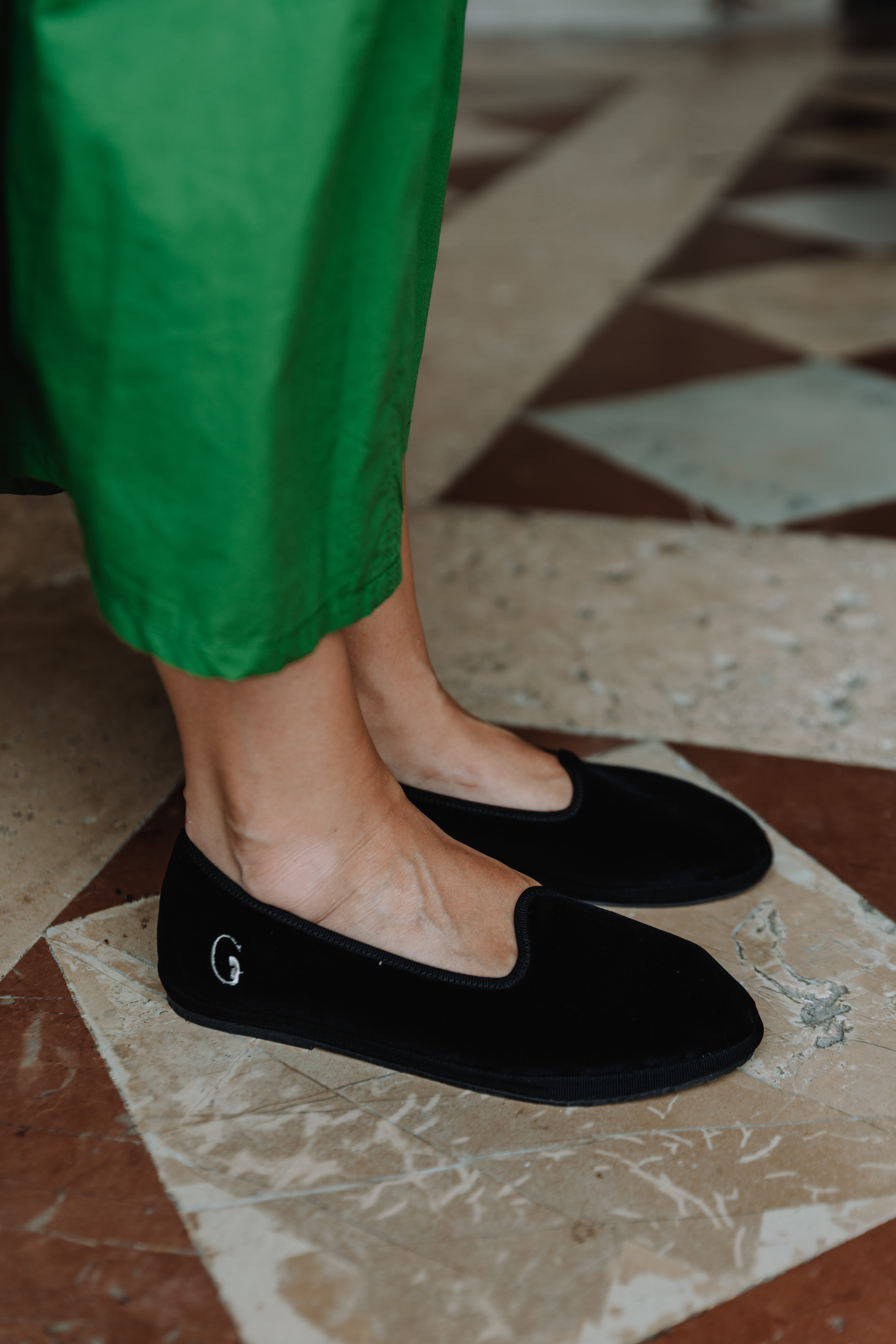 Handcrafted Gondolina Pellestrina flats for women in black velvet, authentic Venetian style, detail view