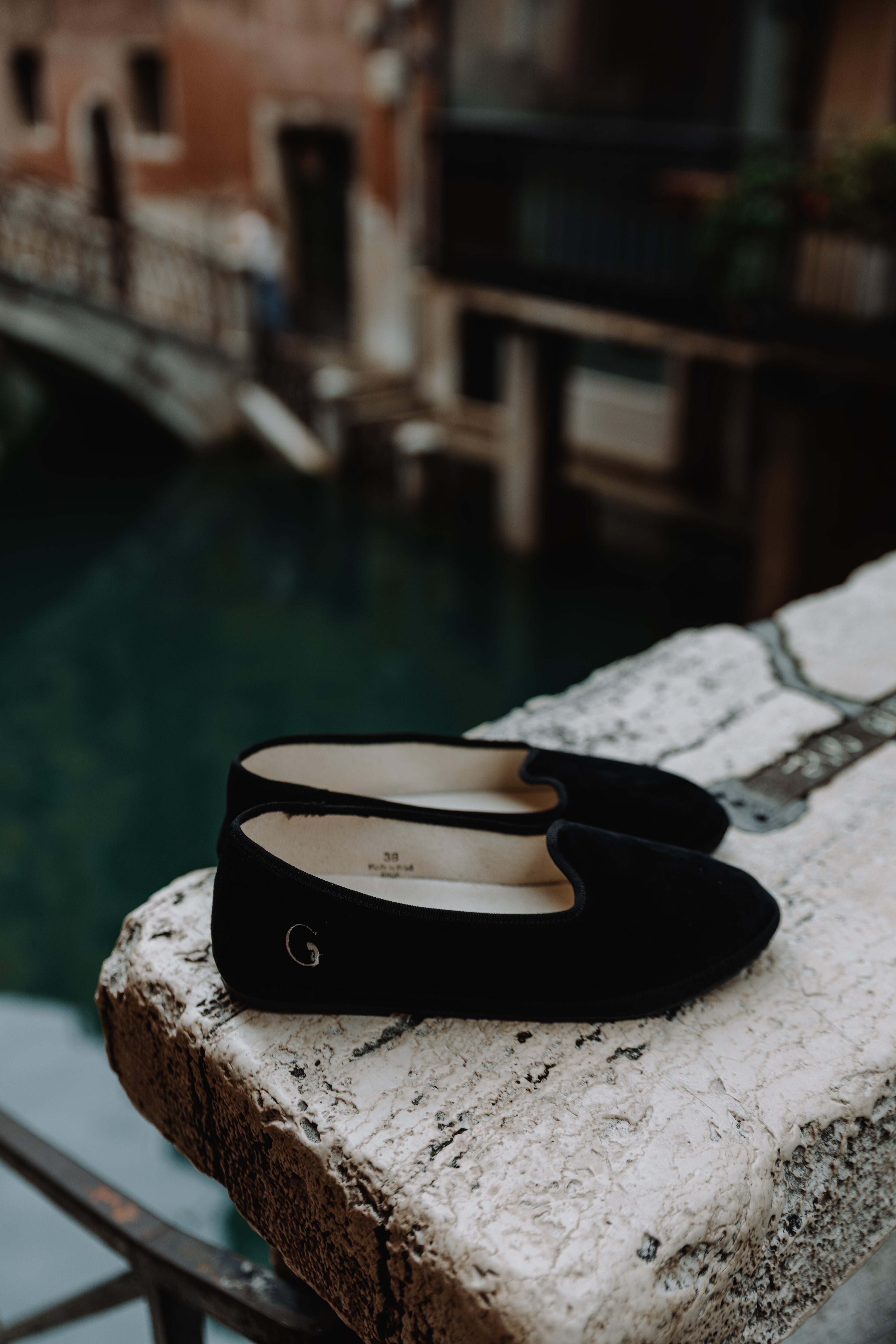Handcrafted Gondolina Pellestrina flats for women in black velvet, authentic Venetian style, lifestyle view