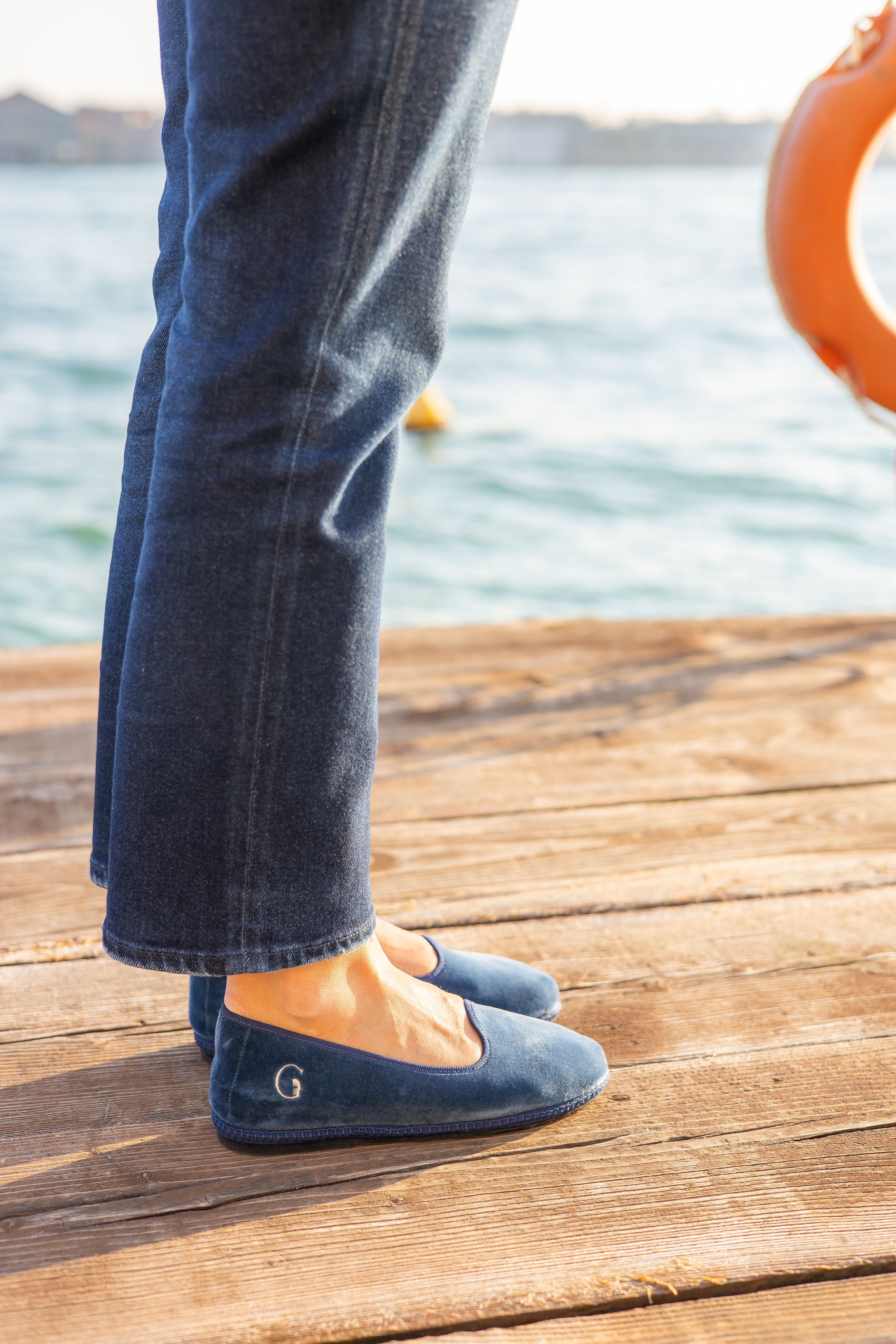 Handcrafted Gondolina Venezia flats in navy velvet, featuring authentic Venetian design, detail