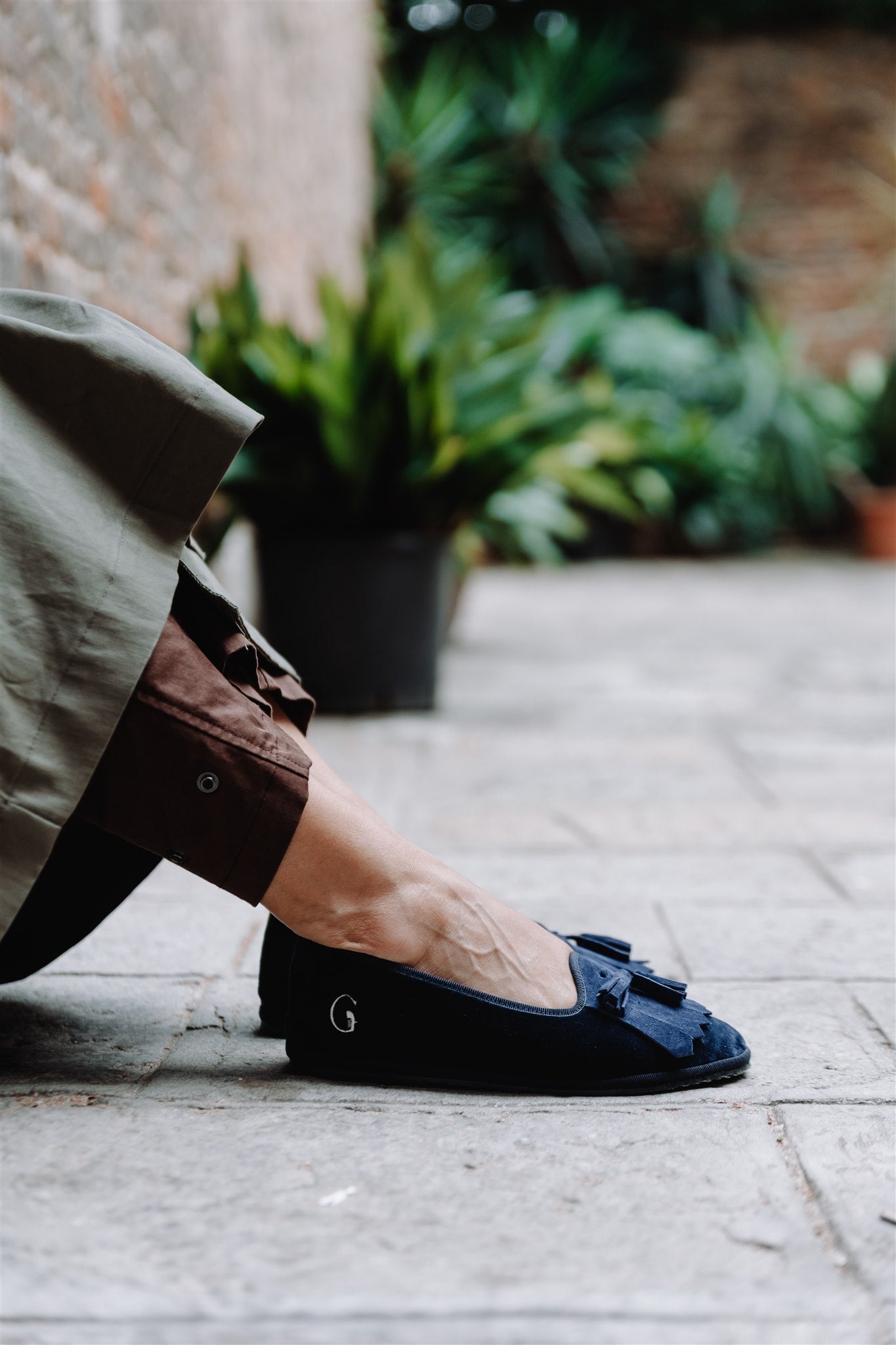 Handcrafted Gondolina Lagazuoi fringe tassel flats in blue velvet, featuring authentic Venetian design, detail
