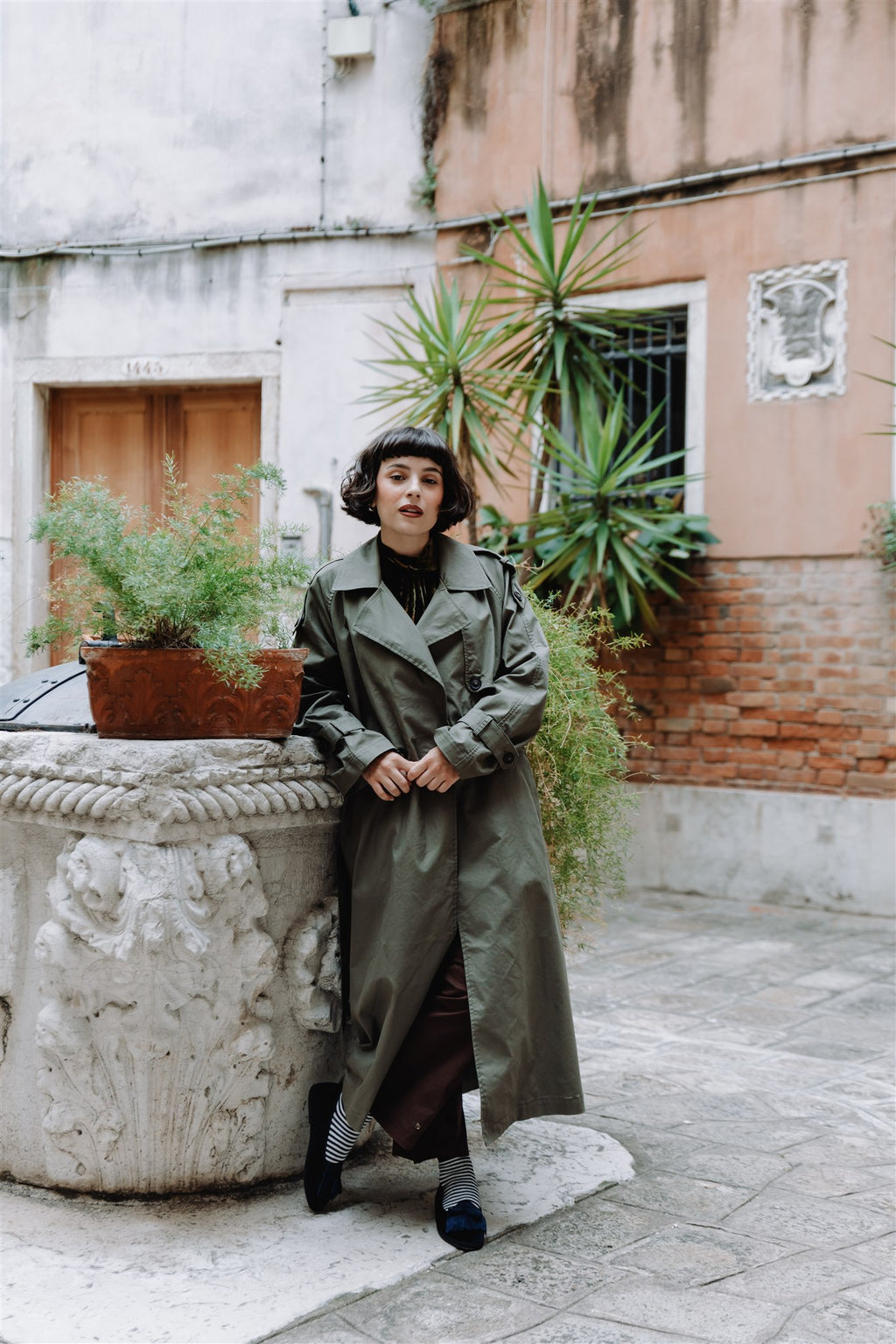 Handcrafted Gondolina Lagazuoi fringe tassel flats in blue velvet, featuring authentic Venetian design, full-body