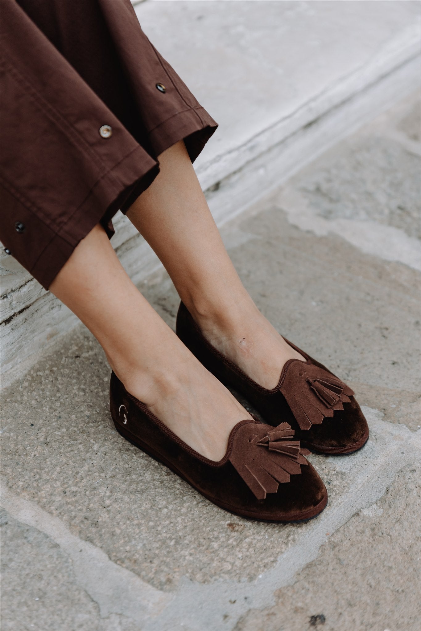Handcrafted Gondolina Loita fringe tassel flats in brown velvet for women, featuring authentic Venetian design, lifestyle