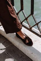 Handcrafted Gondolina Loita fringe tassel flats in brown velvet for women, featuring authentic Venetian design, detail