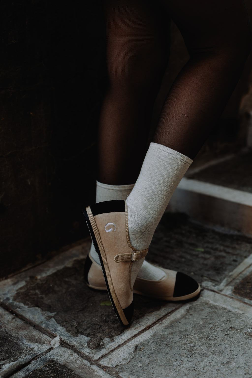 Handcrafted Gondolina Damier Mary Jane in nude velvet with toe in black suede, featuring authentic Venetian design, details
