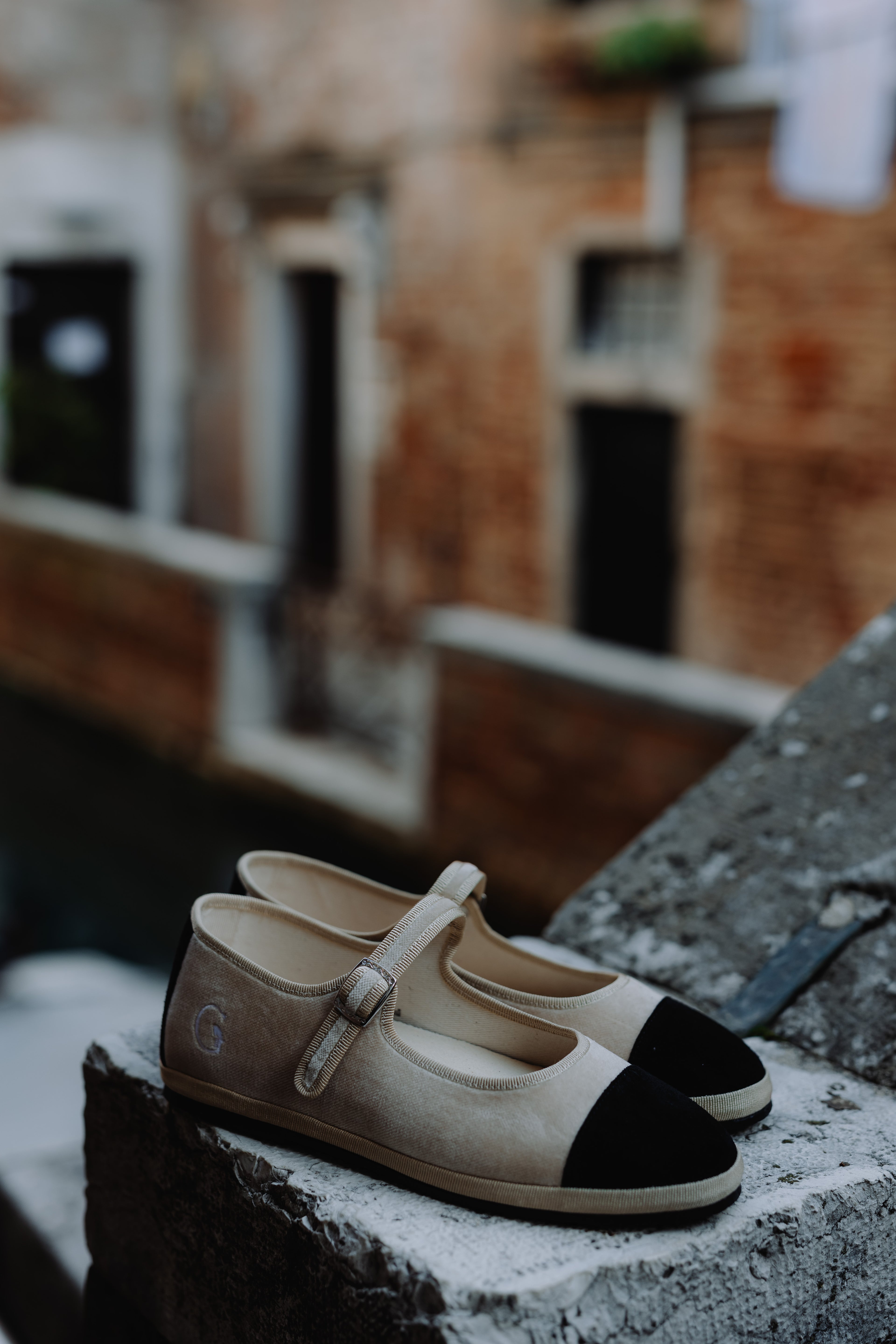 Handcrafted Gondolina Damier Mary Jane in nude velvet with toe in black suede, featuring authentic Venetian design, shoes detail