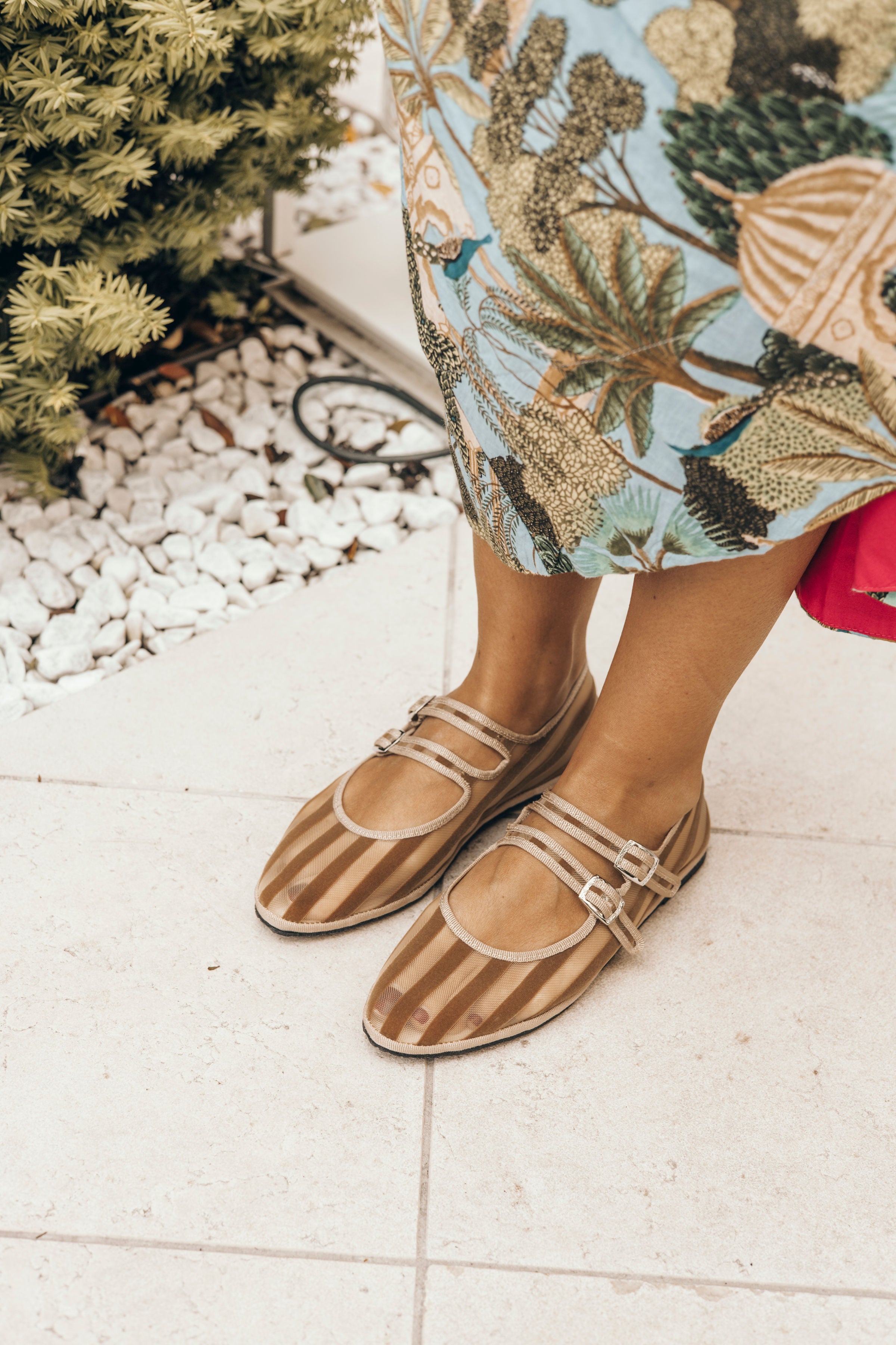 Handcrafted Gondolina Deserto in light brown stripes in mesh for women, featuring authentic Venetian design, lifestyle